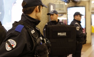 Policiers au centre commercial Part-Dieu à Lyon.
