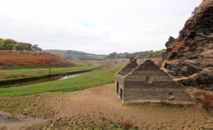 Le lac de Guerlédan lors de l'assec. Ici sur le site de Trégnanton le 20 octobre 2015.