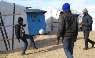 Une partie du camp de Calais où logent les Soudanais du Darfour.