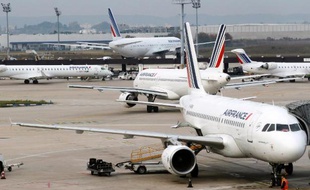 Des avions à l'arrêt à l'aéroport parisien d'Orly