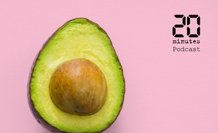 Illustration d'un avocat coupé en deux sur un fond rose