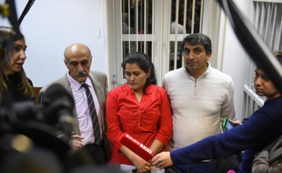 Le couple, Hassan (d) et Gulistan Ahmad (c), le 19 novembre 2015 au tribunal de Khimki, ville de la banlieue de Moscou