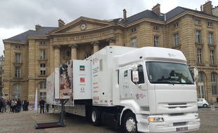 Le camion du MAIF numérique tour devant la mairie Vème arrondissement à Paris.