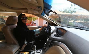 Photo d'illustration d'une militante saoudienne au volant d'une voiture.