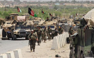 Des soldats afghans marchent dans le district de Chardarah dans la province de Kunduz le 21 juin 2015