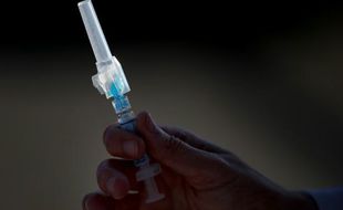 Un vaccin contre la diphtérie, le tétanos et la poliomyélite (DTP).