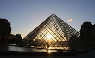 La Pyramide du Louvre à Paris le 20 mai 2015