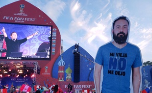 Interdit de déplacement en Russie, les amis de Javier trimbalent une silhouette en carton à son effigie à la Coupe du monde 2018