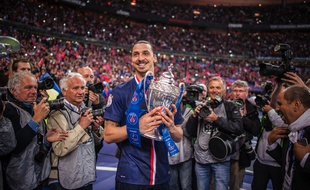 Zlatan Ibrahimovic avec la Coupe de France le 30 mai 2015.