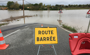 Une route barrée après une crue. Illustration