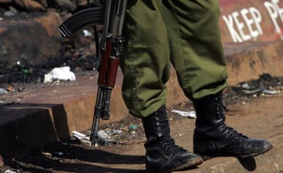 Un Britannique de 29 ans converti à l'islam a été arrêté en décembre au Kenya, soupçonné d'être à la tête d'une filière de recrutement pour des combattants islamistes affiliés à Al-Qaïda préparant des attentats, écrit dimanche le Sunday Times.