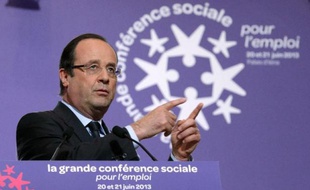 François Hollande a lancé jeudi un appel à combattre "le doute, la défiance et le désarroi" en maintenant sa priorité à l'emploi et ouvrant le débat sur les retraites qui s'annonce déjà houleux, lors de la 2e conférence sociale du quinquennat.