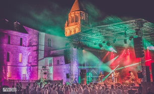 Le Coconut Music Festival a lieu à l'ombre de l'Abbaye aux Dames à Saintes