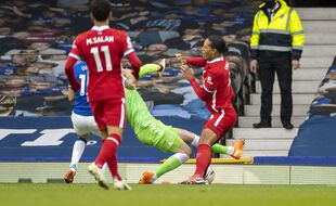 Van Dijk va manquer de longs mois de compétition avec Liverpool.