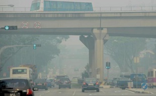 La pollution à Singapour, provoquée par des feux de forêts dans l'Indonésie voisine, a atteint vendredi un niveau "dangereux", poussant Jakarta à recourir aux moyens extrêmes, comme l'ensemencement de nuages dans l'espoir de faire tomber une pluie providentielle.
