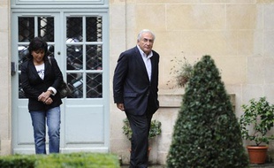 Dominique Strauss-Kahn et Anne Sinclair à leur retour place de Vosges, dans le IVe arrondissement de Paris, dimanche 4 septembre 2011.