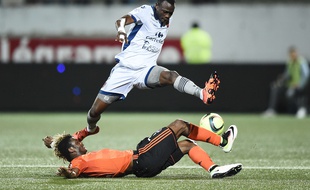 Issiaga Sylla, le défenseur du Gazélec Ajaccio prêté par le TFC, tente d'échapper au milieu lorientais Didier Ndong lors d'un match de Ligue 1 à Loirent, le 14 mai 2016.