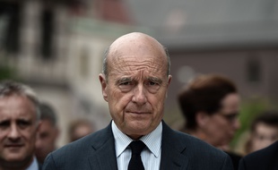 Mayor of Bordeaux and France's former Prime minister, Alain Juppe, who is vying for the right-wing nomination for the 2017 French presidential polls looks on as he visits the Unterlinden Museum in Colmar, eastern France, on May 25, 2016. / AFP PHOTO / FREDERICK FLORIN
