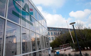 Le procès de quatre ex-employés d'une filiale d'investissement boursier du Crédit Agricole, accusés d'avoir prélevé au détriment de plusieurs caisses de retraite des commissions abusives dépassant les 100 millions d'euros, s'est ouvert lundi à Nanterre.