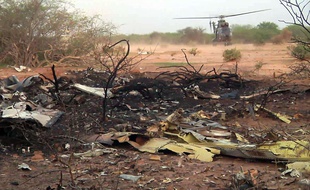 Un hélicoptère sur le lieu du crash de l'avion d'Air Algérie dans le nord du Mali, le 25 juillet 2014.
