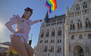 Une manifestation LGBT devant le parlement hongrois, à Budapest le 14 juin 2021.