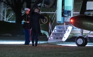 Joe Biden monte à bord de l'hélicoptère Marine One, le 14 janvier 2022.