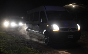 L'équipe de tournage et les quatre sportifs français sont en route pour Buenos Aires, escortés par la gendarmerie, le 12 mars 2015.