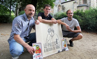 Eric Prévert, Vincent Ogloblinsky et Benjamin Keltz (de g. à d.) travaillent sur un livre autour du palet.