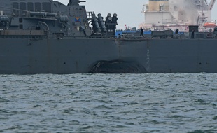 L'USS John S. Mc Cain (photo) a été heurté par un pétrolier au large de Singapour, lundi 21 août 2017.
