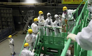 L'opérateur de la centrale accidentée de Fukushima va bientôt débuter le retrait du combustible de la piscine 4, une tâche cruciale qui constitue le premier grand pas vers un démantèlement et dont les préparatifs ont pour la première été montrés jeudi à la presse.