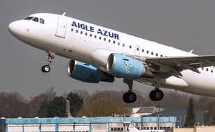 Avion aigle Azur au décollage à LilleLesquin