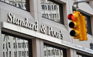 L'agence d'évaluation financière Standard and Poor's a relevé la note de la Grèce à "CCC", contre "défaut sélectif", selon un communiqué publié mercredi, au terme de l'opération d'échange de dette qui a permis d'effacer environ 105 milliards d'euros de créances.