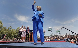 Hillary Clinton après son discours à New York, en présence de son mari Bill Clinton et de leur fille Chelsea.