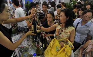 Des Chinois dégustent du vin