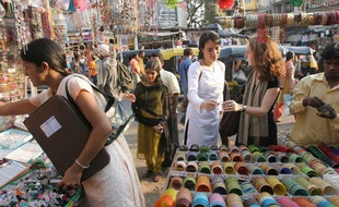 Les fondatrices de la marque de vêtement Ideo visitent des producteurs de coton bio à Bombay (Inde).