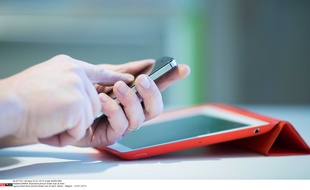 Illustration d'un homme avec un smartphone et une tablette.