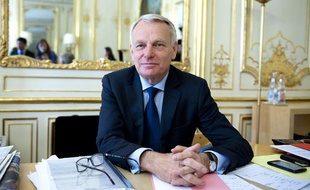 Le premier ministre Jean-Marc Ayrault dans son bureau à Matignon, le 17 ami 2012.