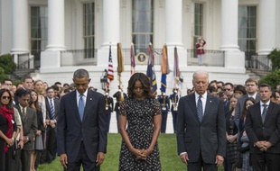 Le président américain Barack Obama (g), Michelle Obama et le vice-président Joe Biden (d) commémorent les attentats du 11 septembre 2001 à la Maison Blanche à Washington le 11 septembre 2014