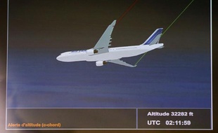 Un écran montrant une simulation du crash du vol Rio-Paris, le 5 juillet 2012 au Bourget, près de Paris