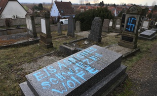 Des inscriptions nazies ont été apposées dans un cimetière en Alsace, à Quatzenheim, le 19 février 2019.