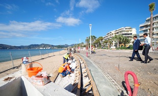 Un escalier monumental, qui descend sur la plage, est en cours de construction