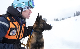 Un CRS et son chien passent un examen pour secourir des victimes en cas d'avalanche.