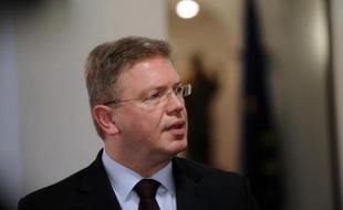 L'Union européenne a recommandé mardi l'ouverture de négociations avec la Serbie en vue de son adhésion, une perspective rendue possible par le récent accord de normalisation des relations conclu avec le Kosovo, a annoncé le commissaire chargé de l'élargissement, Stefan Füle.