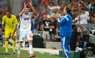 André-Pierre Gignac félicité par Marcelo Bielsa à sa sortie du terrain vendredi 30 août au Vélodrome face à Nice.