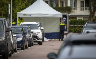 Des policiers sur le site d'une fusillade dans le quartier d'Amsterdam de Buitenveldert, le 18 septembre 2019, où l'avocat néerlandais Derk Wiersum a été abattu en plein jour.