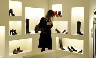 Dans la boutique Hermès,rue de Sèvres à Paris.
