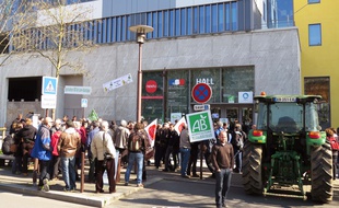 Près de 300 manifestants étaient rassemblés ce mardi midi devant la Draaf.