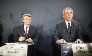 Jean-Louis Borloo de l'UDI et François Bayrou du Modem officialisent leur union politique baptisée «l'Alternative» lors d'une conférence de presse à la Maison de la chimie à Paris, le 5 novembre 2013.