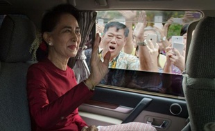Aung San Suu Kyi en route pour le bureau de vote le 8 novembre 2015 à Rangoun