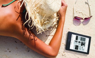 Parmi les Français qui lisent en vacances, 50% aiment lire à la plage.
